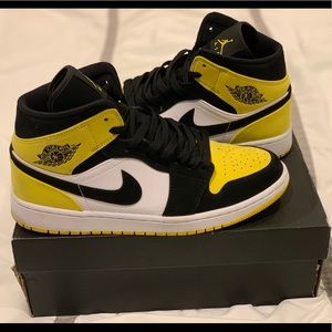Jordan 1 mid Yellow Toe Black